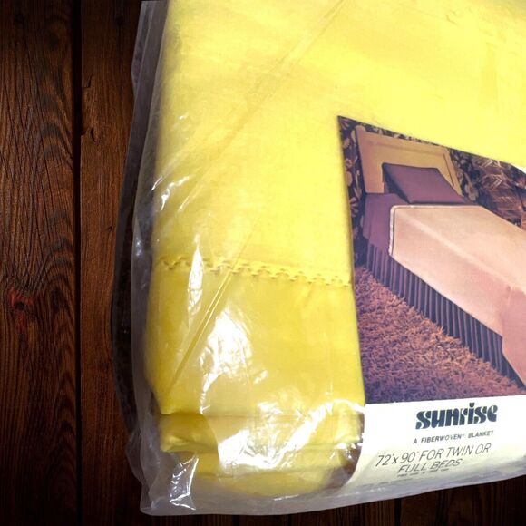 NEW Vintage Chatham Harvest Gold 70s Esmond Sunrise Satin Trim Blanket 72X90 - Picture 2 of 8